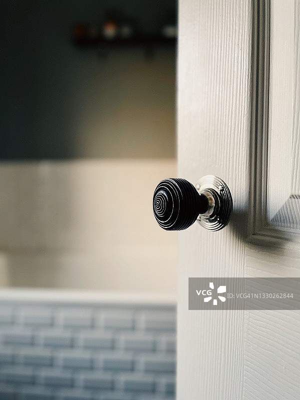 浴室敞开门上的门把手图片素材