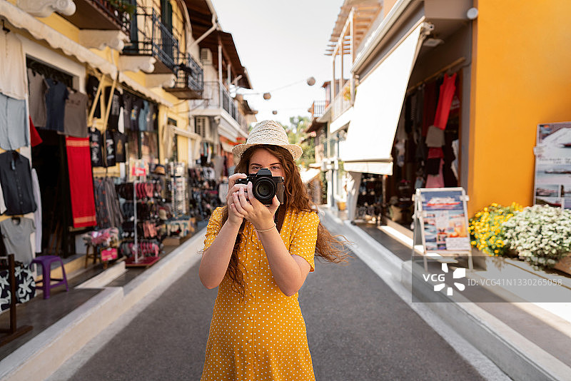 在希腊莱夫卡斯岛瓦西利基街头摄影的白人女游客肖像图片素材