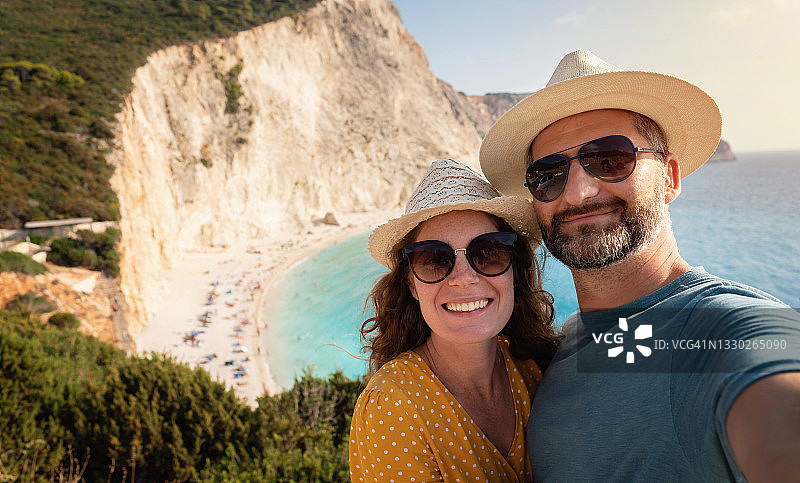 希腊莱夫卡达岛上的旅行情侣享受夏日假期图片素材
