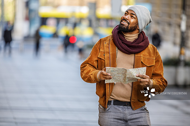 喜欢旅行和探索新目的地的非洲裔美国男子图片素材