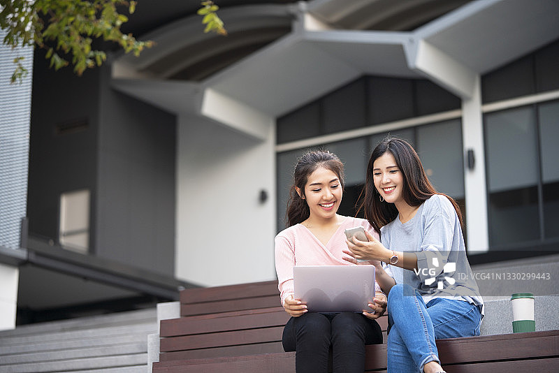 惊讶的学生查看手机内容图片素材