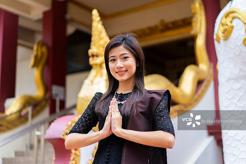 站在缅甸寺庙前年轻漂亮的缅甸女孩的画像图片素材