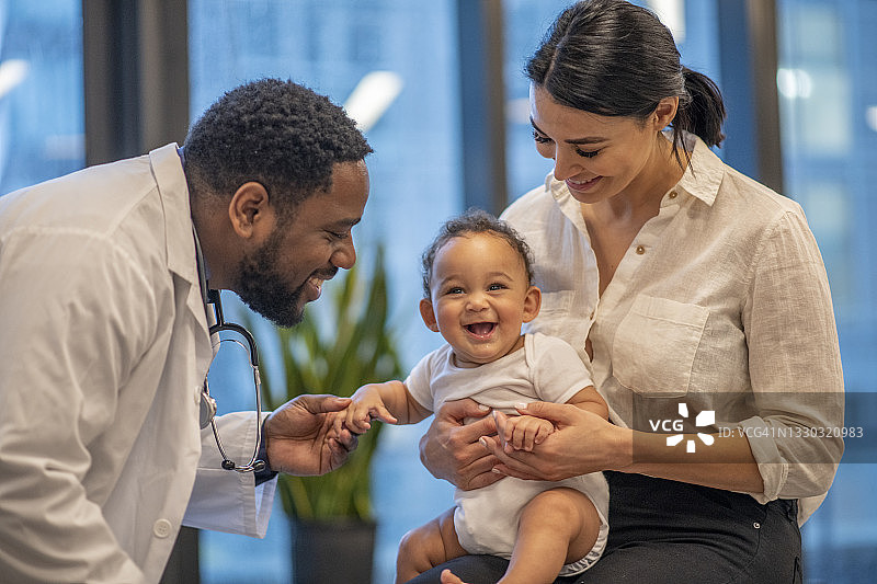 在医生办公室的可爱宝宝图片素材