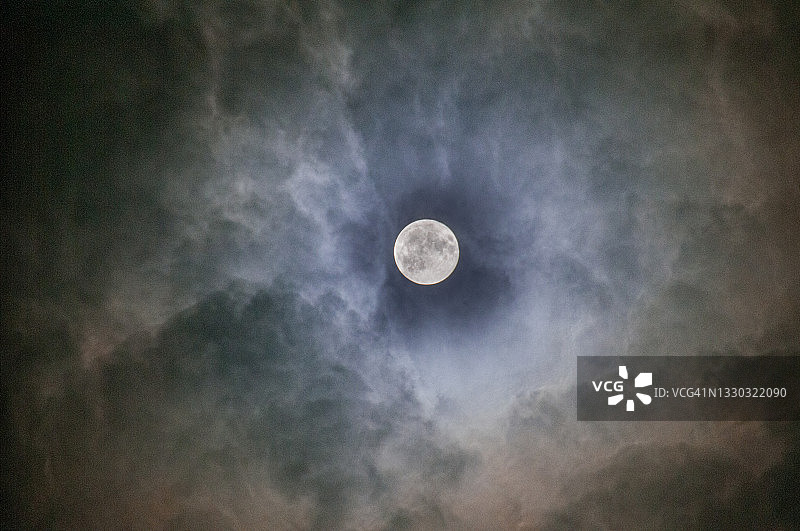 满月和云朵图片素材