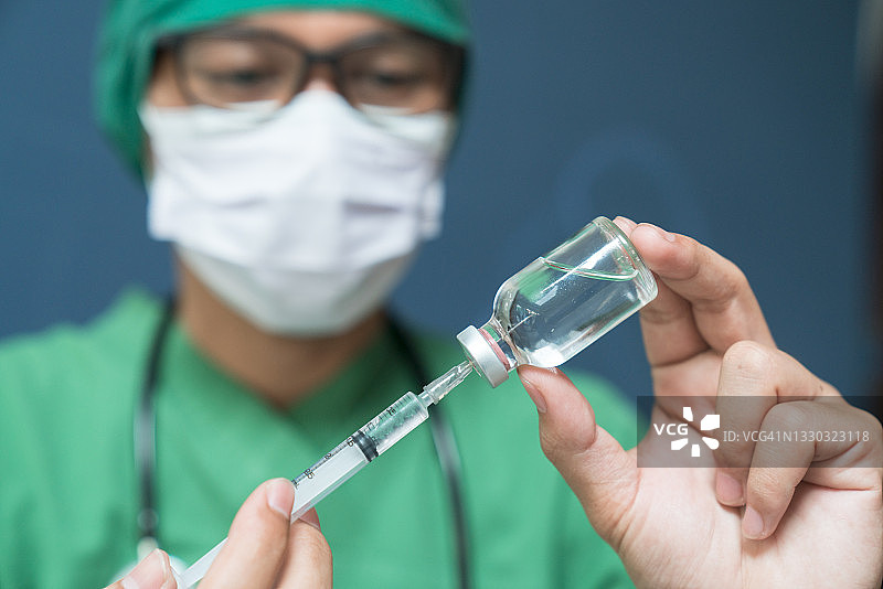 注射疫苗接种药物流感男人医生胰岛素健康药物流感概念 - 库存图片图片素材