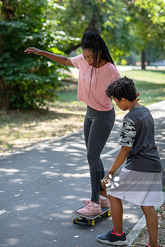 可爱的10岁男孩学习滑板图片素材