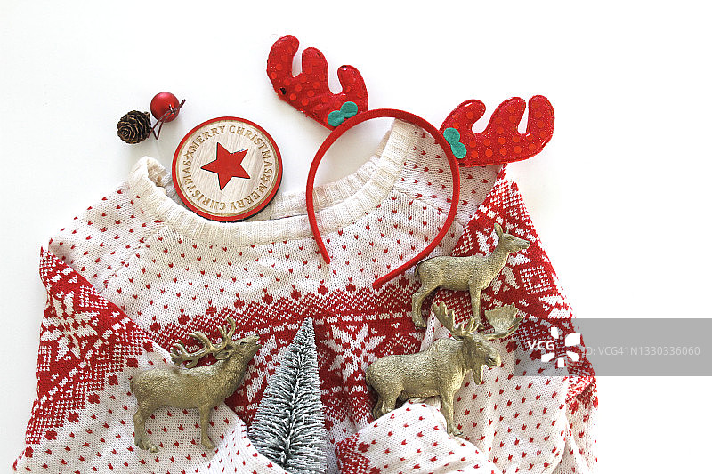 白色桌上的圣诞毛衣和装饰品图片素材