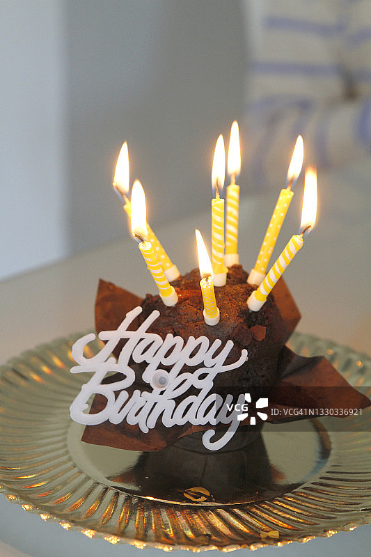 带蜡烛的生日蛋糕特写图片素材