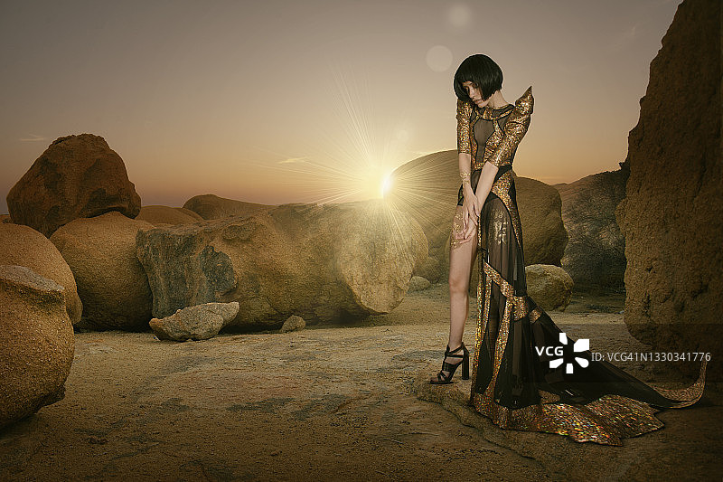 金色岩石间的时尚模特图片素材