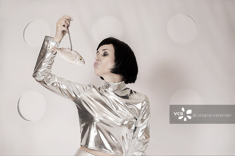 女人亲吻一条鱼图片素材