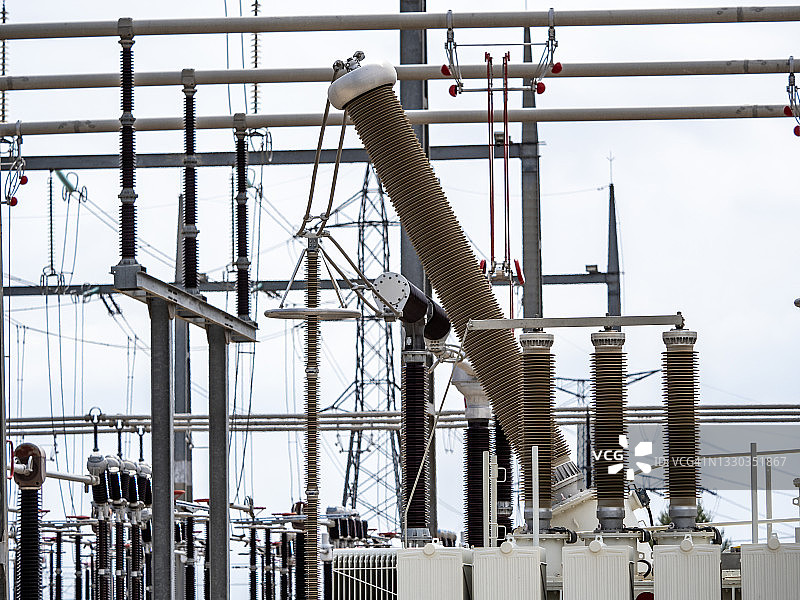 高压变电站中电力变压器的细节特写图片素材