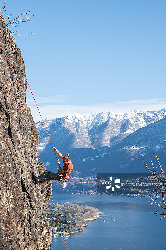 登山者在岩壁上绳降图片素材