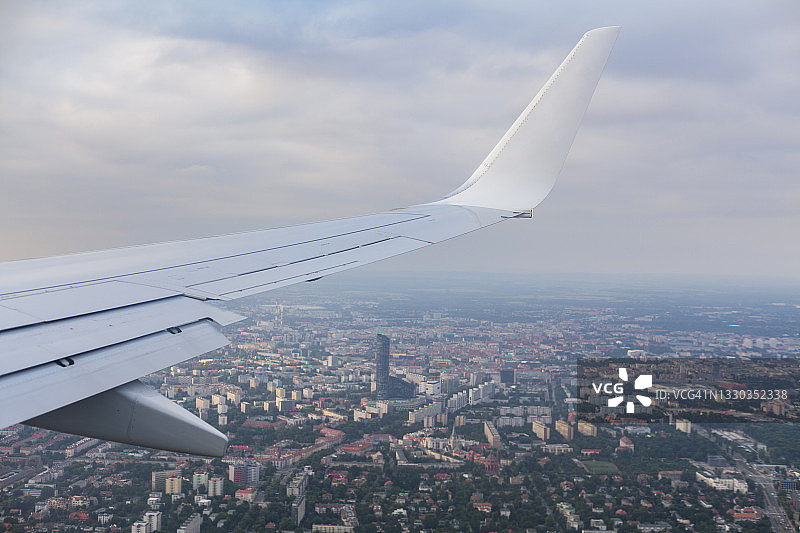 飞机机翼与波兰弗罗茨瓦夫的景色图片素材