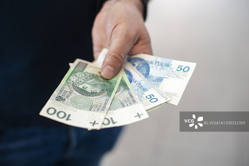 特写：手中的波兰纸币图片素材