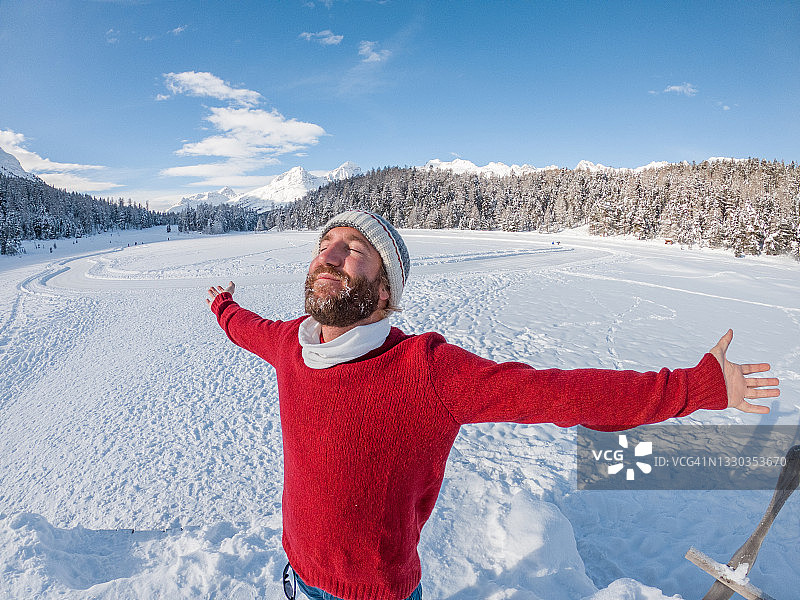 男人享受冬季仙境假期图片素材