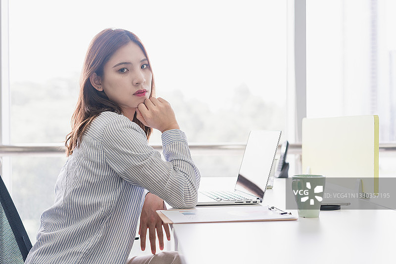 亚洲商界女性在白墙前的办公室图片素材