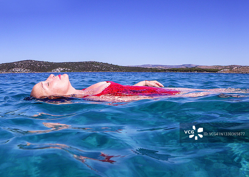 漂浮在海中的女人图片素材