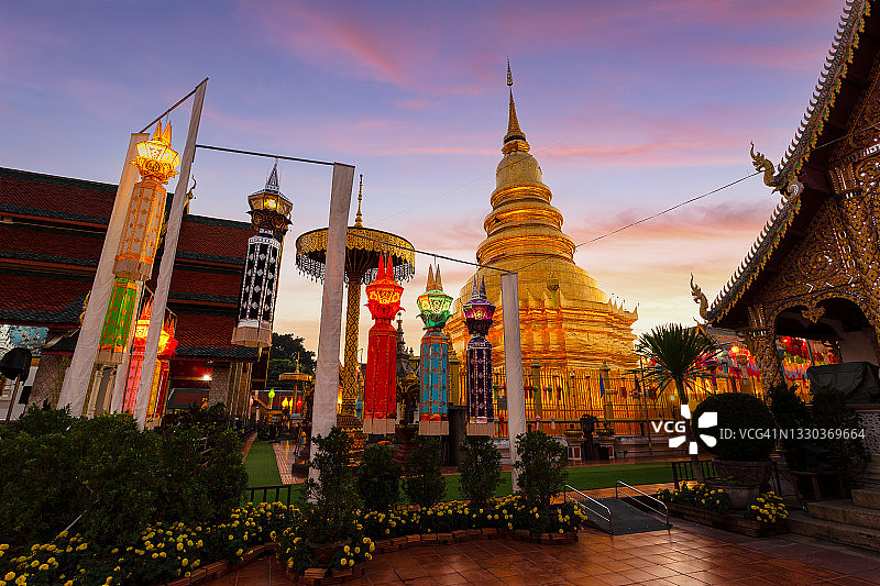 泰国南奔府哈里奔猜寺水灯节的彩色灯笼节图片素材