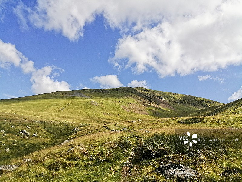 温暖夏日阳光下的英国湖区山，克拉夫峰图片素材