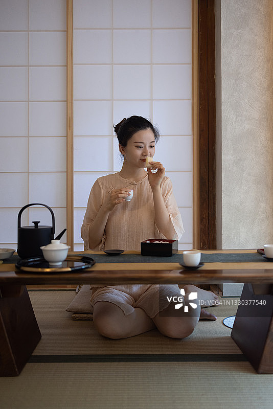 亚洲女性正在喝茶图片素材