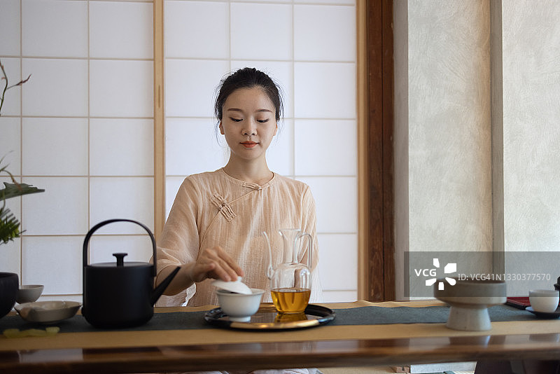 亚洲女性正在泡茶图片素材
