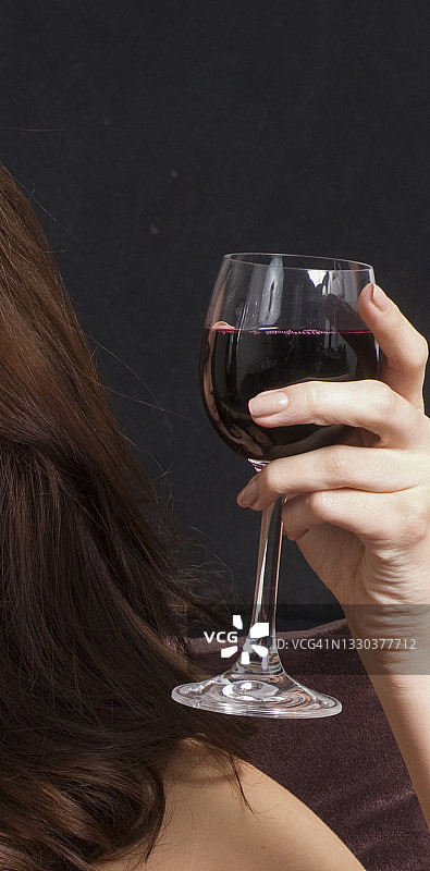 女人用红酒杯喝红酒图片素材