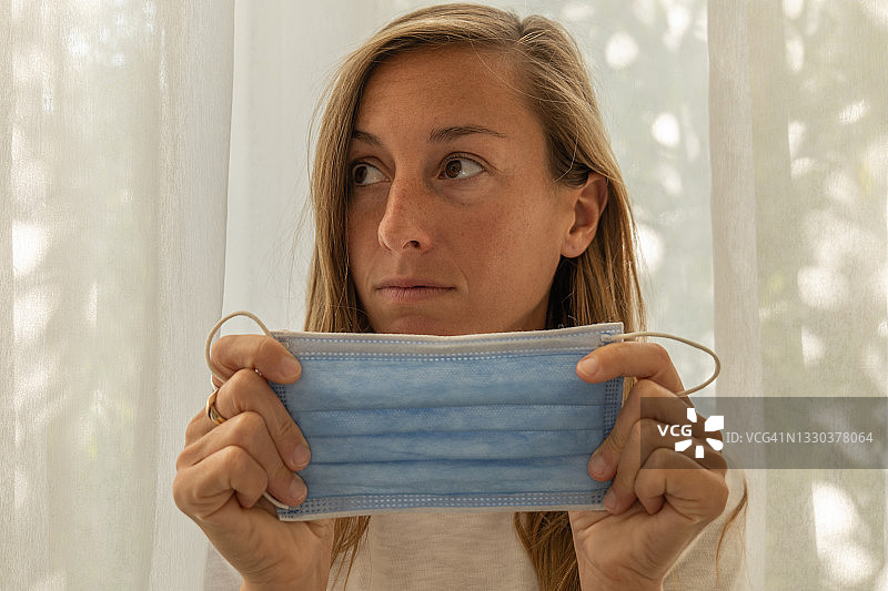 戴防护口罩的沮丧女人图片素材