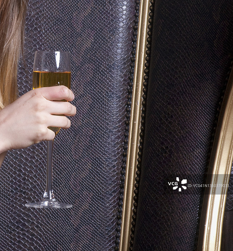 女人用红酒杯喝红酒图片素材