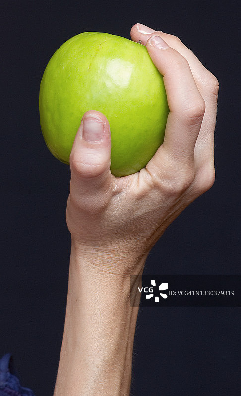 年轻女子拿着一个苹果图片素材