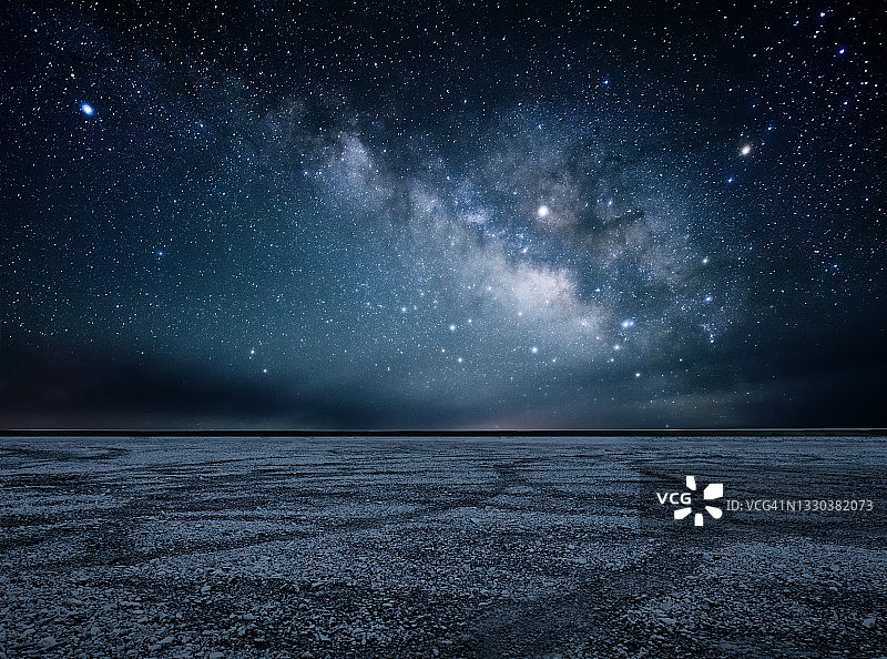 银河下的碎石路图片素材