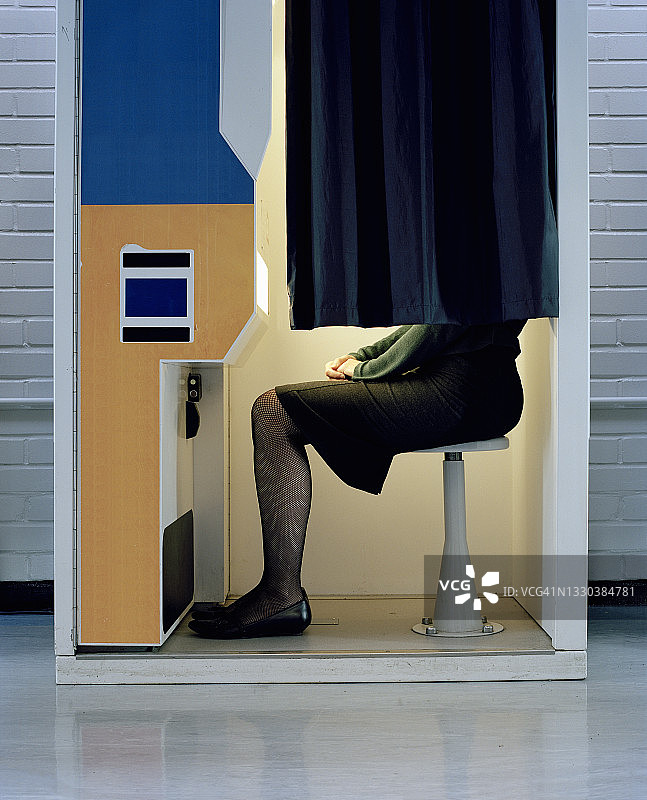 在护照照片亭里的女人图片素材