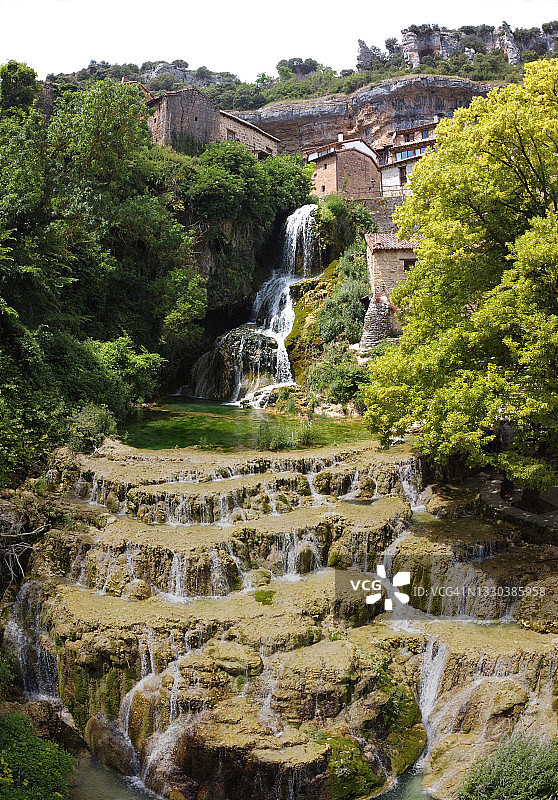 西班牙北部奥尔巴内哈德尔卡斯蒂略的瀑布图片素材