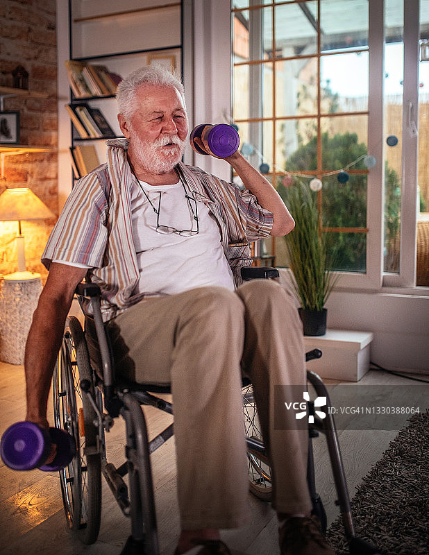 在家举哑铃的残疾男人图片素材