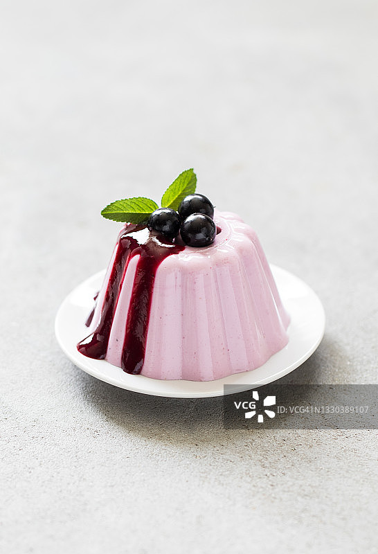 黑加仑酱奶油浆果布丁纯素甜点图片素材