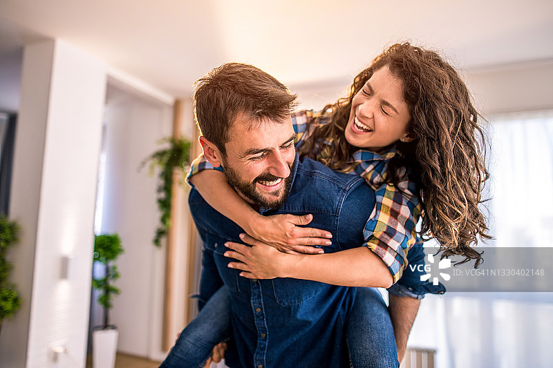 年轻夫妇在家中玩耍图片素材