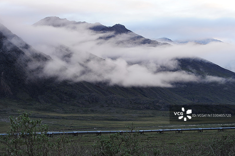 沿道尔顿公路的跨阿拉斯加输油管道，位于布鲁克斯山脉区域图片素材
