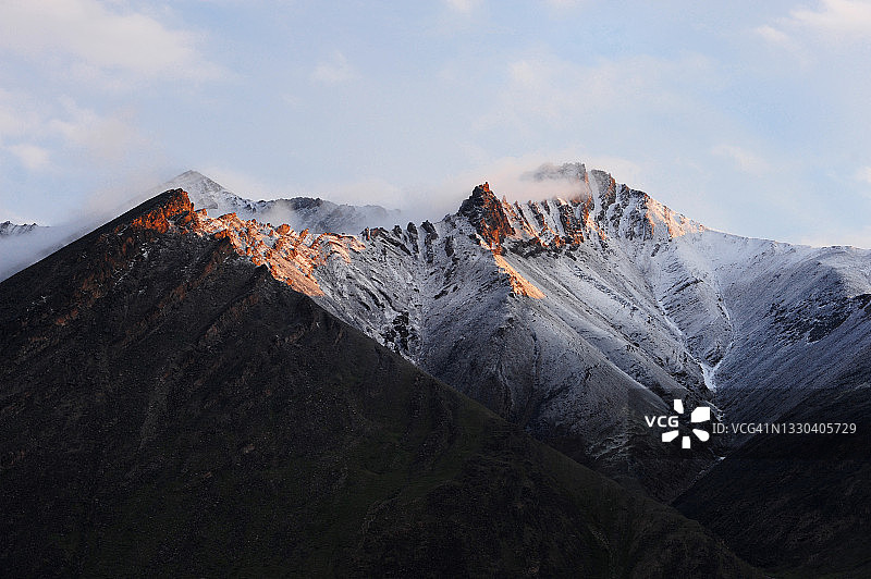 阿拉斯加北部阿提甘山口附近的群山图片素材