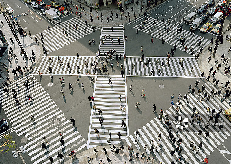 市中心繁忙的行人过马路图片素材