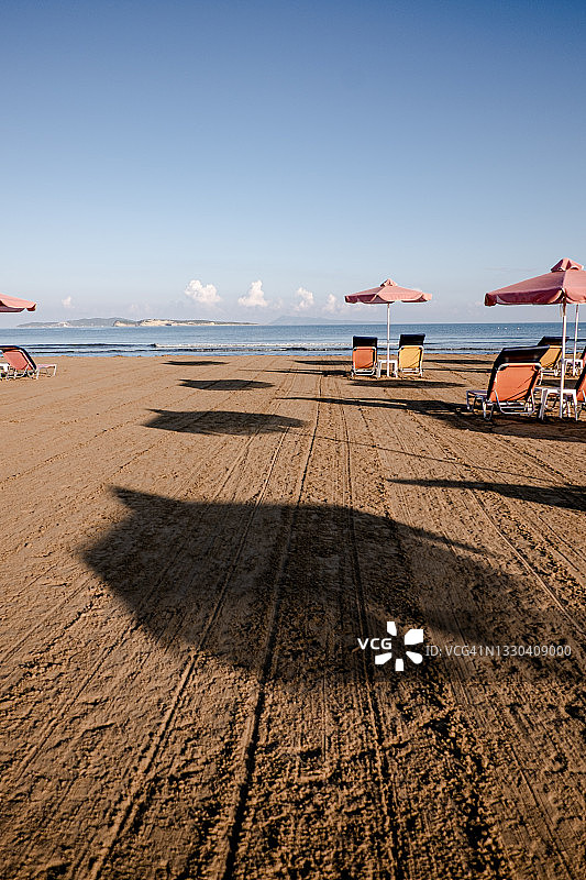 海滩上的遮阳伞影子图片素材