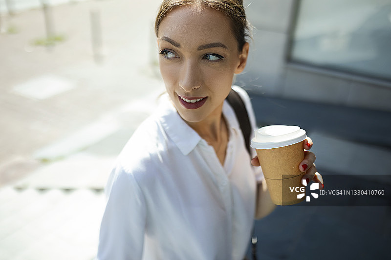 上班途中喝咖啡的女商人图片素材