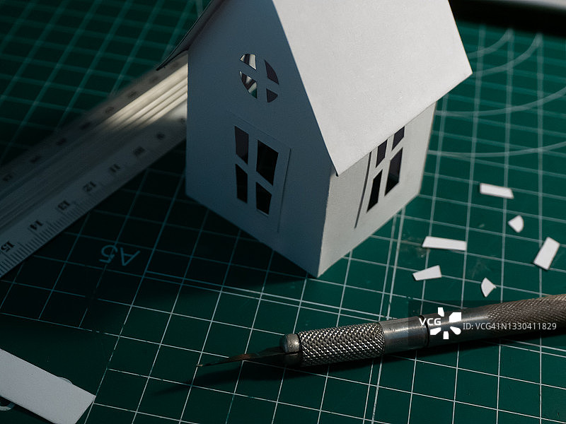 设计师的工作台：纸房子与工具图片素材