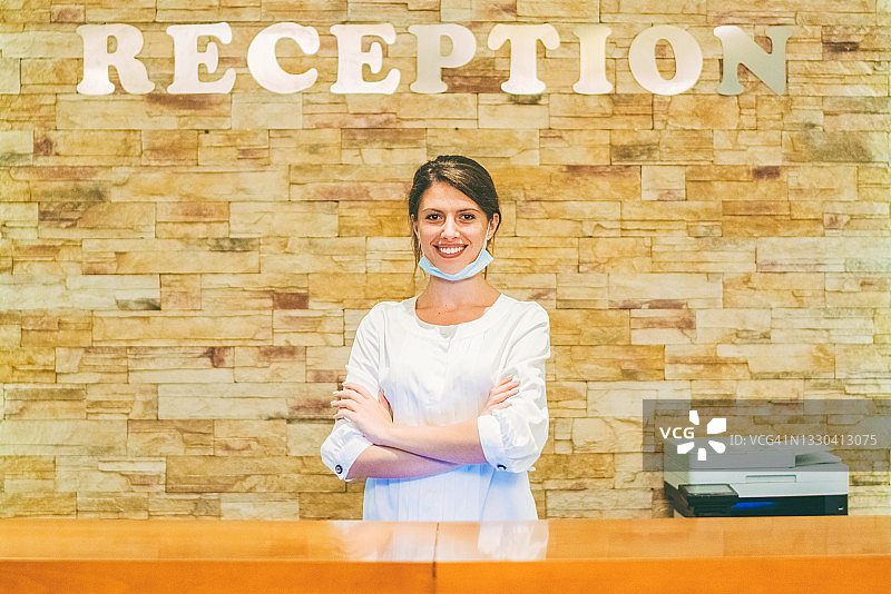 新冠疫情期间工作的接待员图片素材