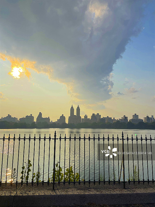 纽约水库上空的漏斗状云图片素材