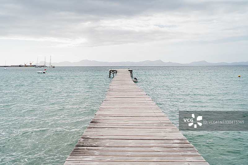 海洋木制人行桥景观图片素材