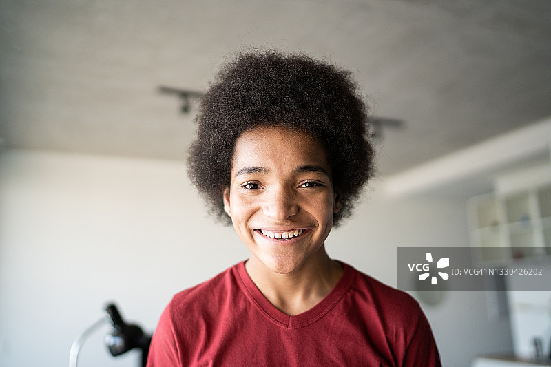 居家少年肖像图片素材