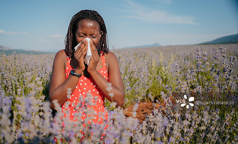 因过敏而打喷嚏的女人图片素材