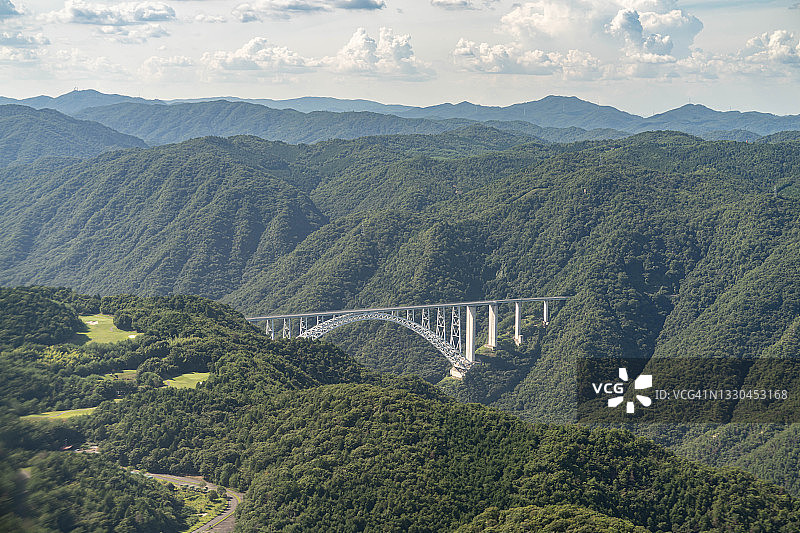日本广岛城市山间大桥航拍景观图片素材