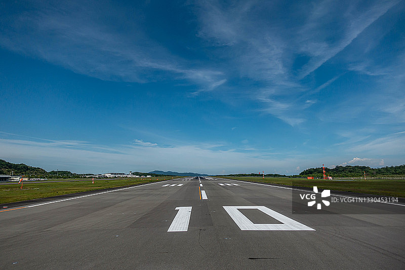 从飞机上俯瞰日本广岛机场图片素材