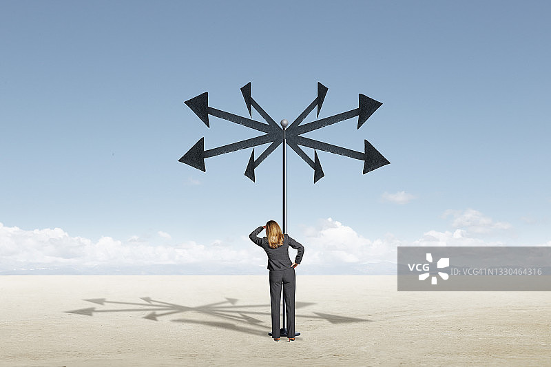 站在十字路口的女人图片素材