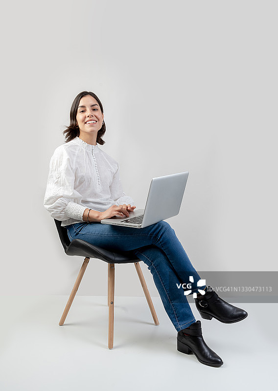 使用笔记本电脑的年轻女人图片素材
